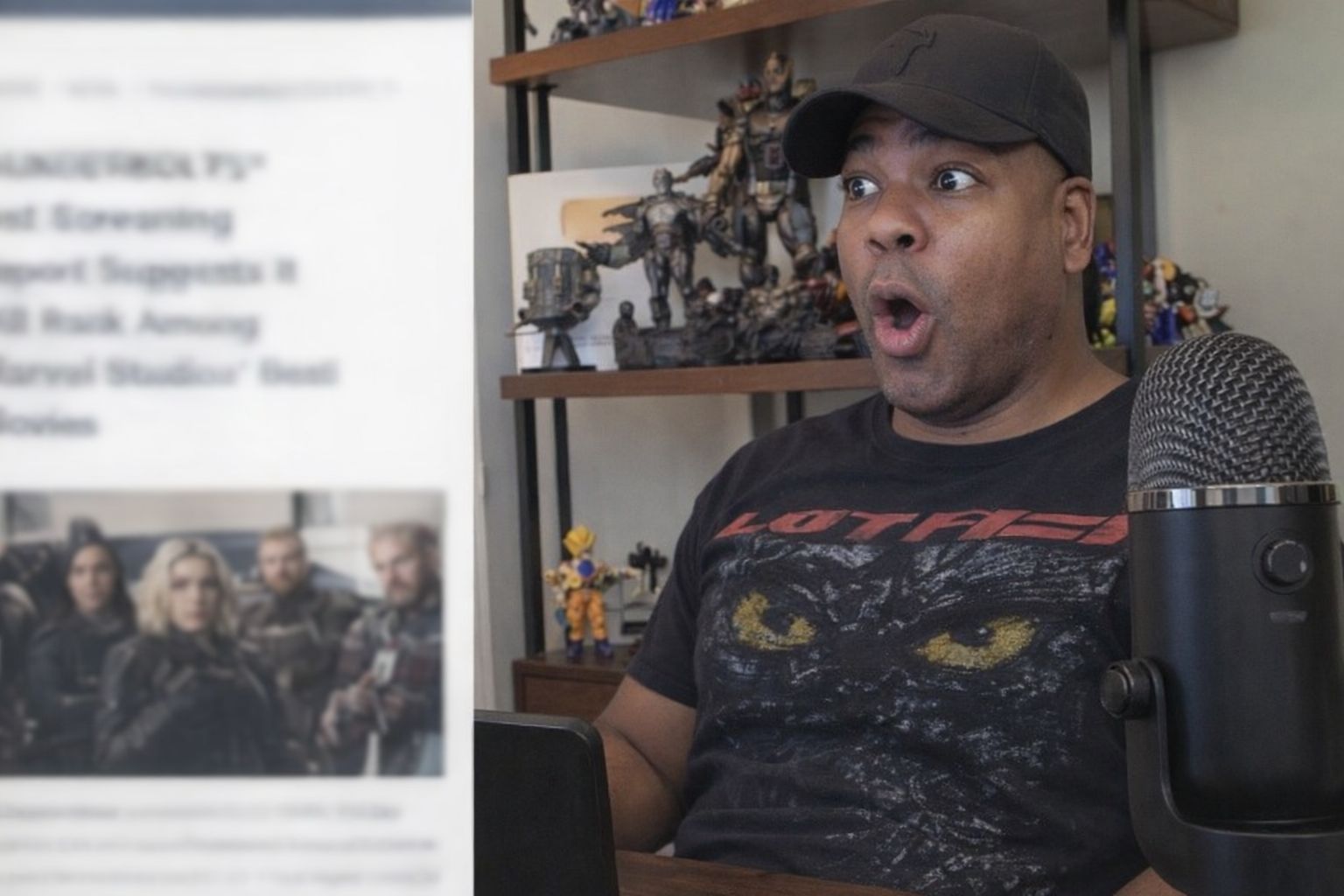 En man tittar förvånat på en datorskärm med en artikel framför hyllor.